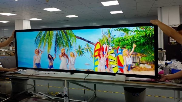 解析什么是異形廣告機(jī)？它的應(yīng)用有什么優(yōu)勢？