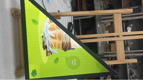 揭秘異形廣告機(jī)：革新傳播的5大特征！